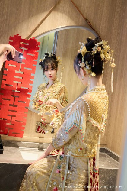 白丝校花被扒开双腿喷水海报