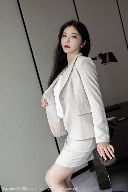 娇羞的性感美乳旗袍美女模特鱼子酱高清无码写真海报