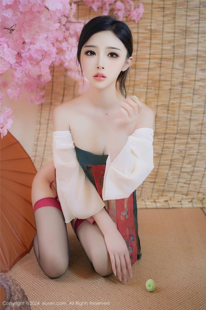 穿工作服的丰满性感日本美女海报